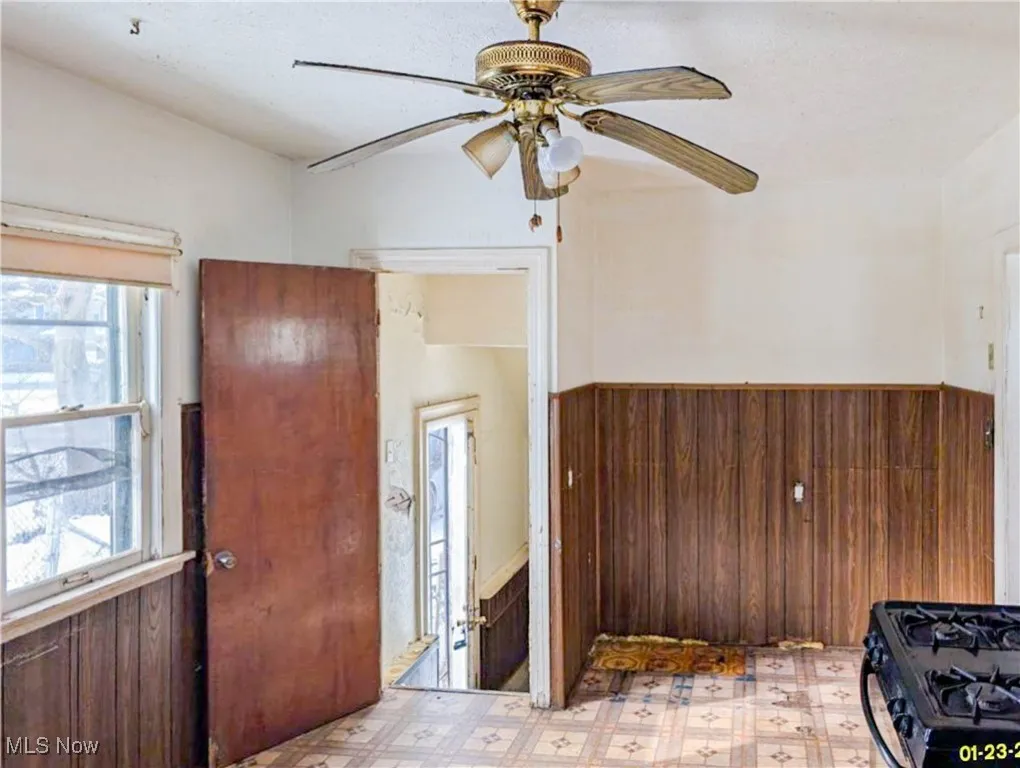 Foyer featuring ceiling fan