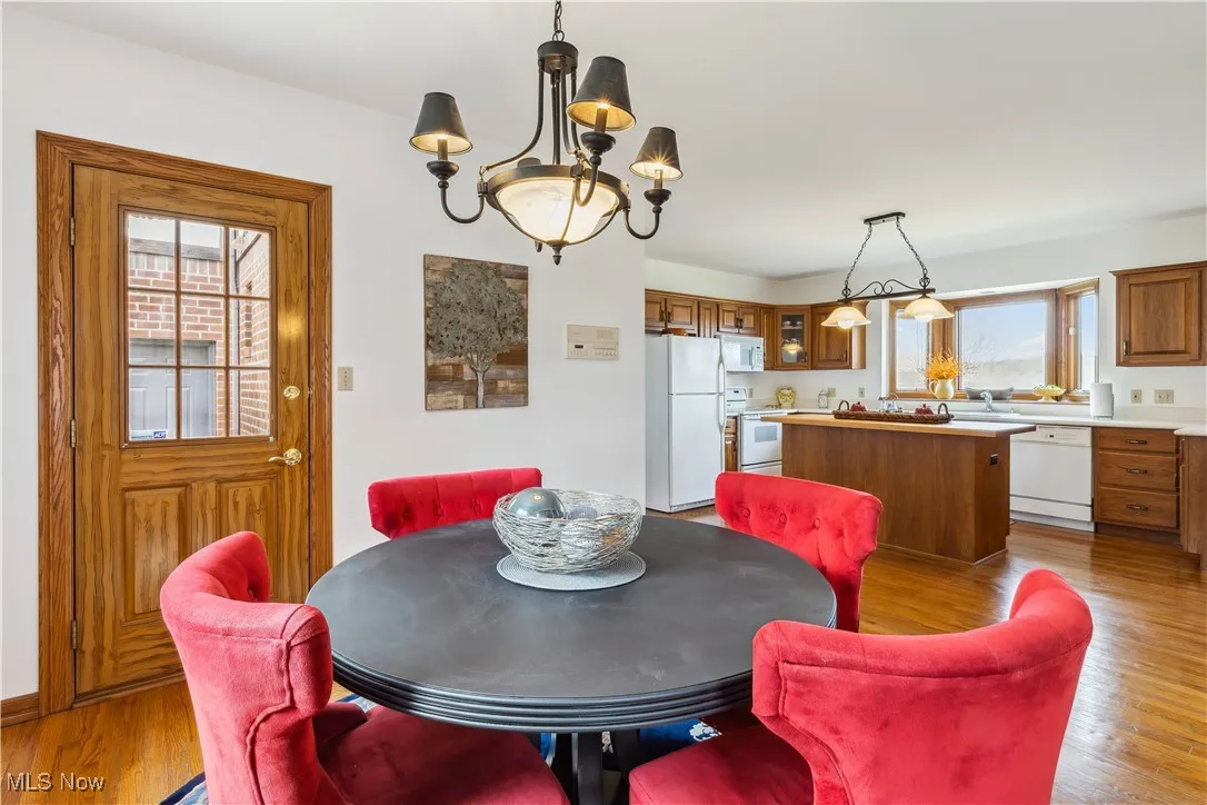 Large Eat in Kitchen