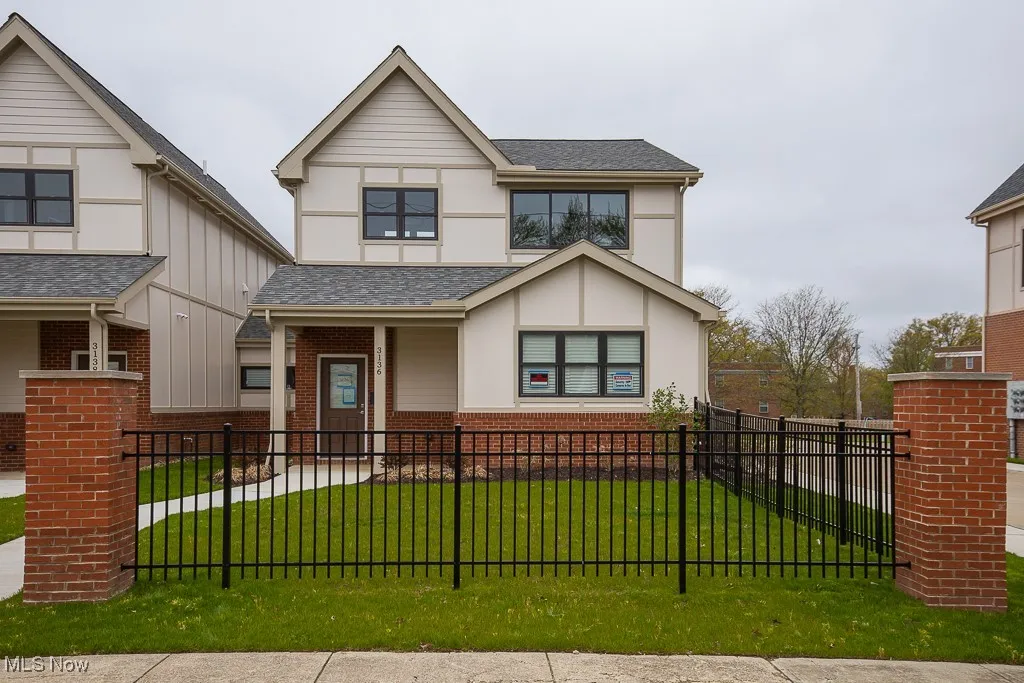 View of front facade featuring a front lawn