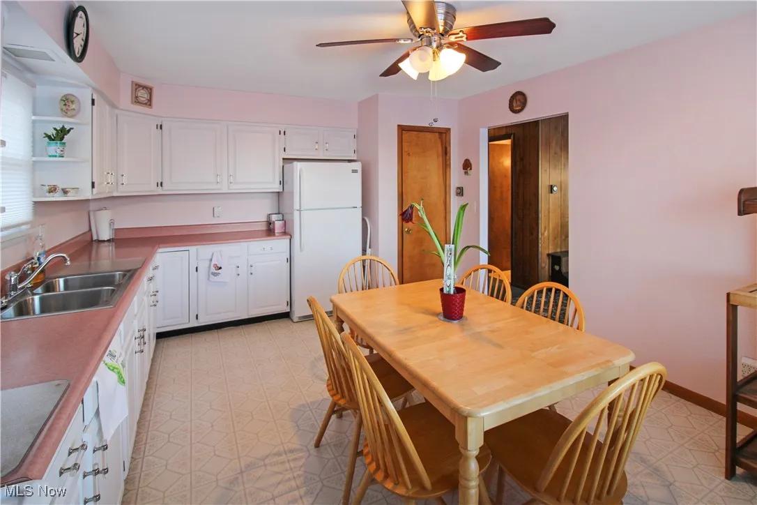 Dining area with sink and ceiling fan