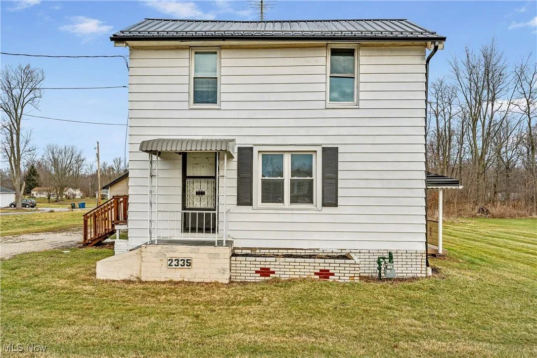 View of front of house featuring a front yard