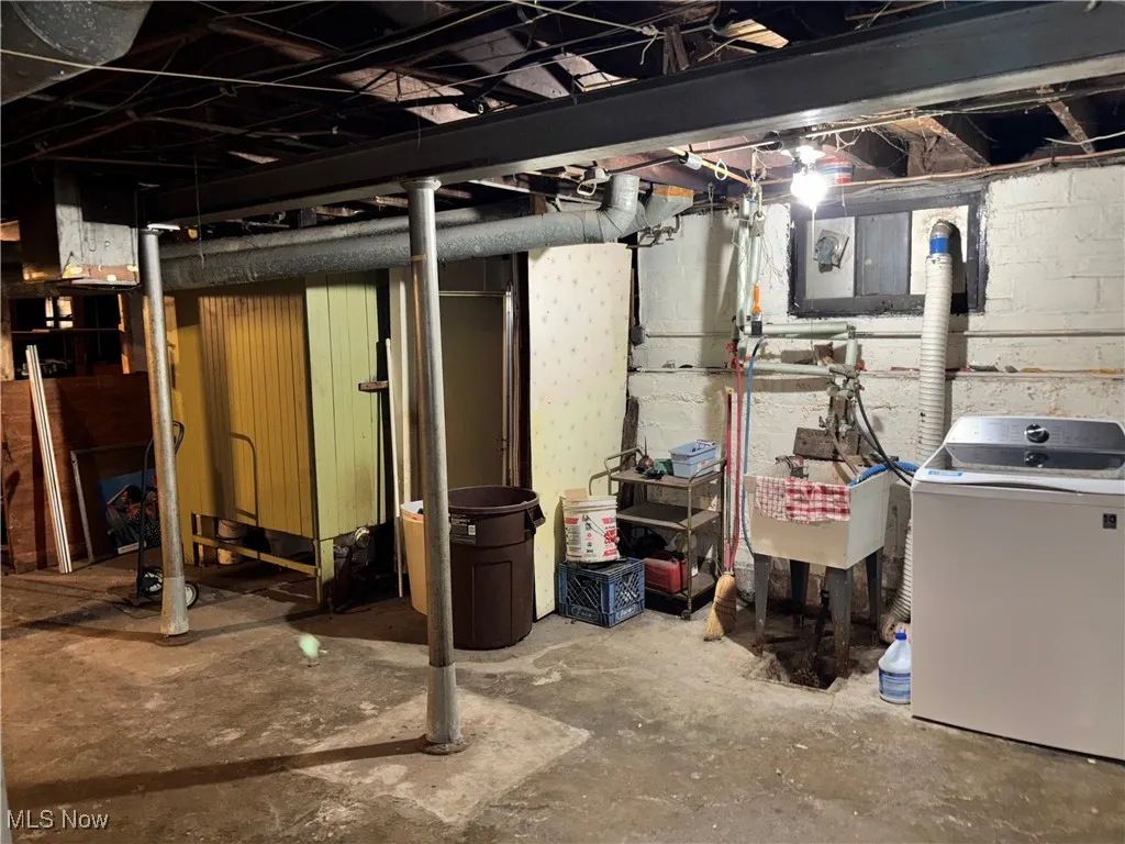 Basement featuring washer / clothes dryer
