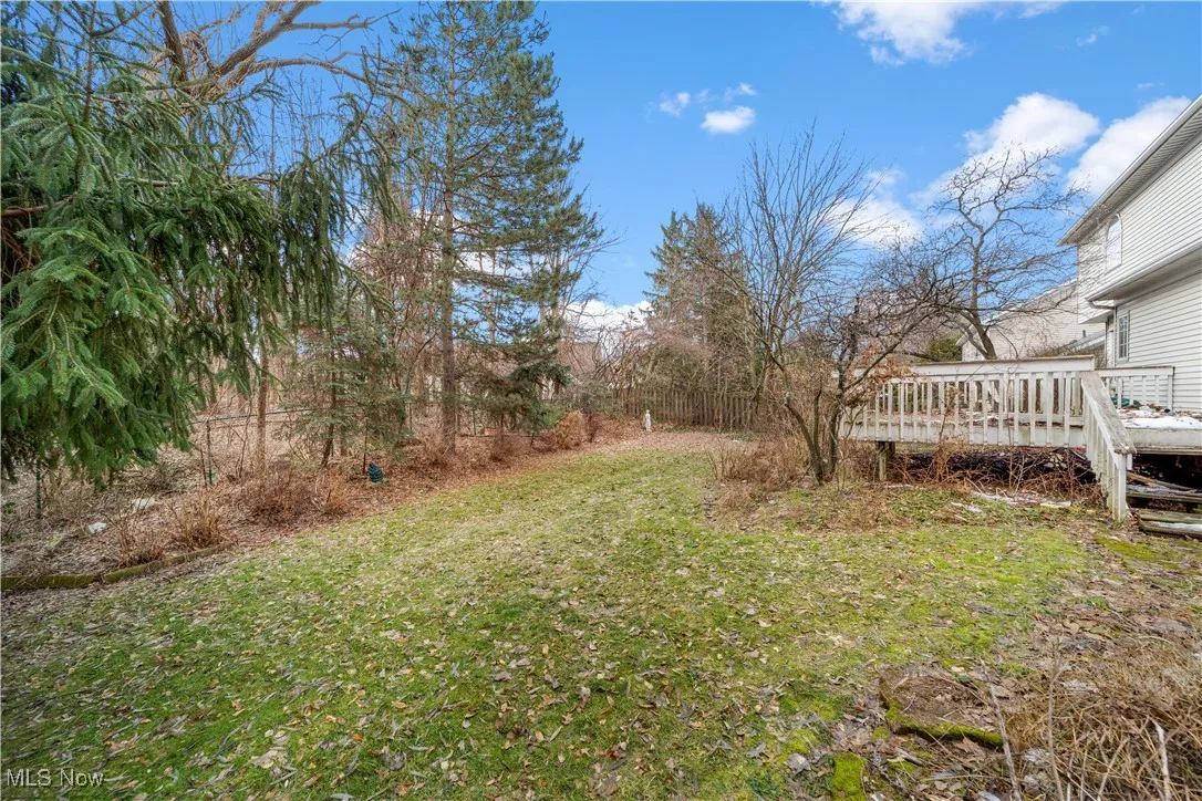 Backyard with view of large deck / Perfect for relaxing and entertaining !!!