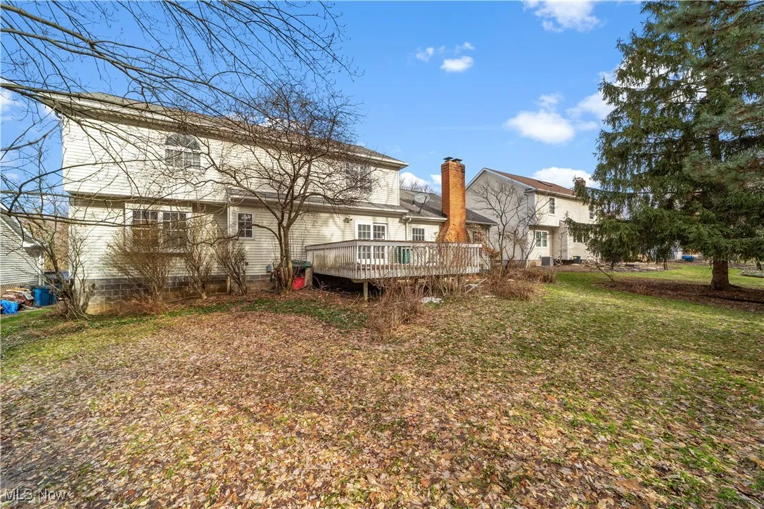 Backyard with view of large deck / Perfect for relaxing and entertaining !!!