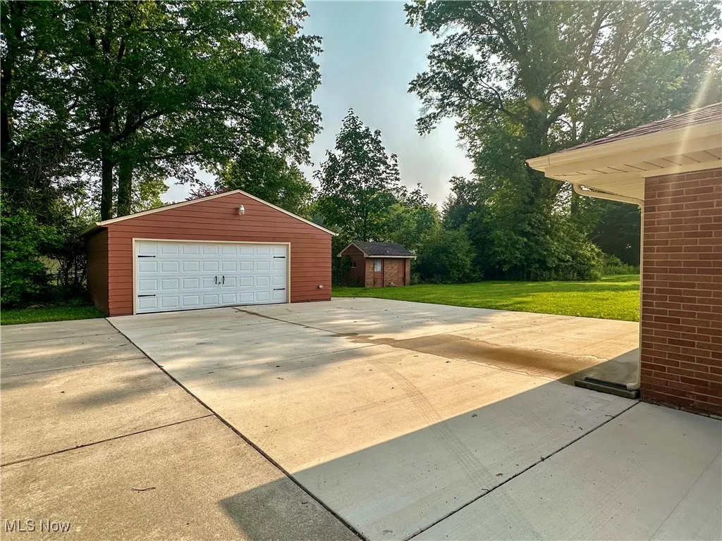 Detached 2 Car Garage