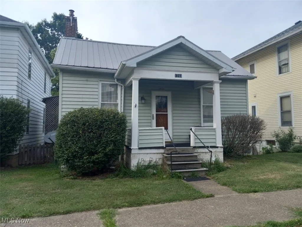 Bungalow with a front yard