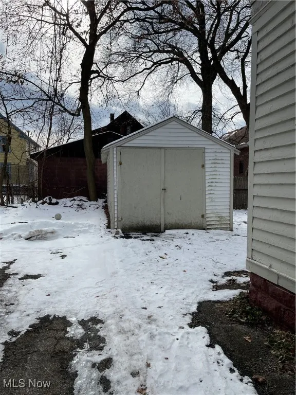 Outbuilding 12 x 15 storage  space in the back of the property.