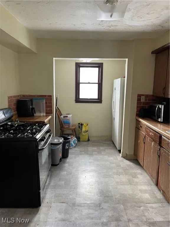 Fully applianced kitchen