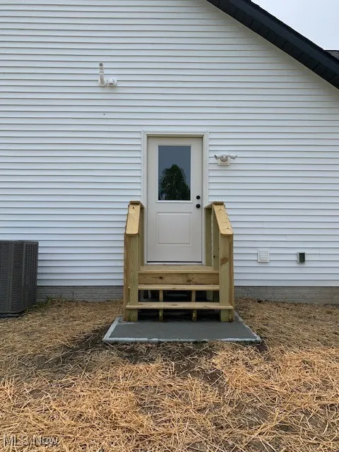 Side door to and from the laundry room
