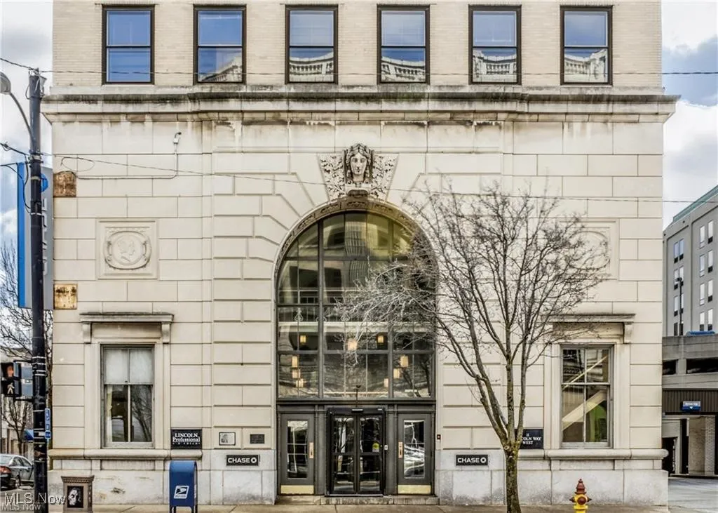 NICE FRONT DOOR! COMMERCIAL TENANT ON A TRUE NNN LEASE UNTIL 2028! TOP FLOORS ARE AVAILABLE FOR OFFICE OR RESIDENTIAL RENOVATIONS!