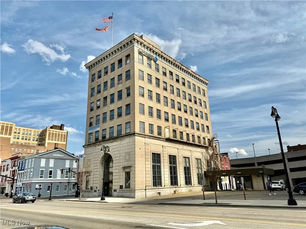 ATTENTION BUILDING BUYERS! FOR SALE WE HAVE THE LINCOLN PROFESSIONAL BUILDING! ONE COMMERCIAL TENANT, A BEAUTIFUL MEZZANINE AND SECOND STORY OFFICE SPACE READY FOR YOUR VISION! THE TOP FLOORS ARE READY FOR ADDITIONAL OFFICE SPACE, OR MUCH NEEDED APARTMENTS!