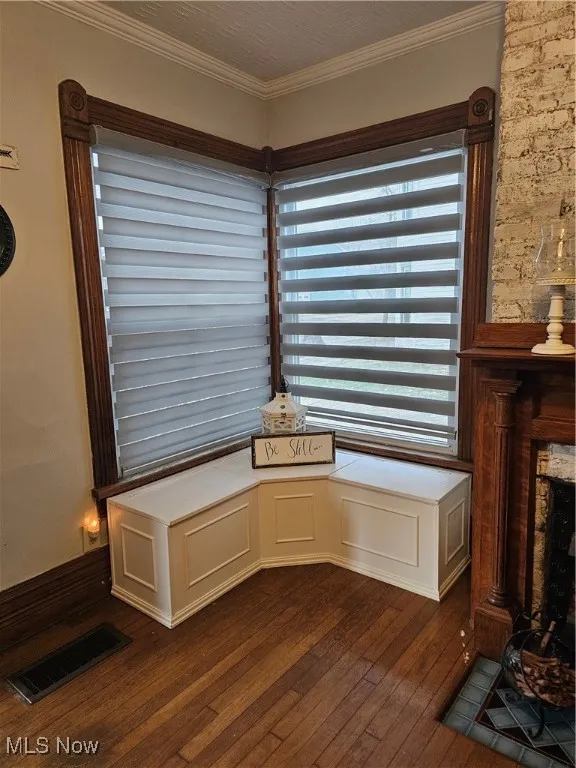Large windows with storage bench below
