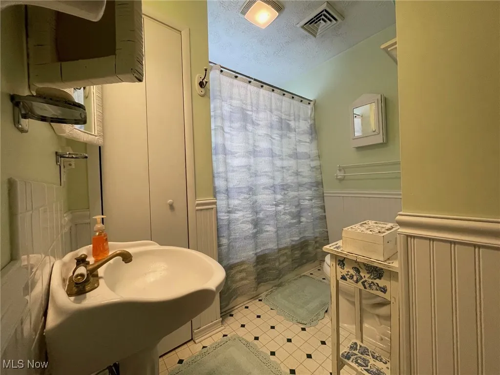 2nd Floor Full Bath