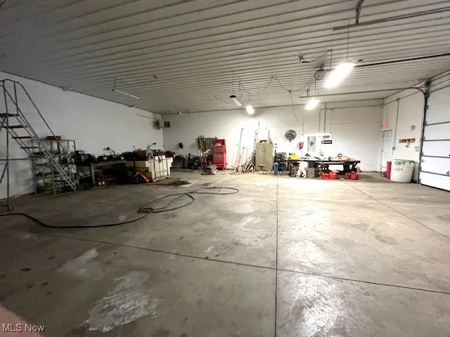 Pole building featuring a workshop area