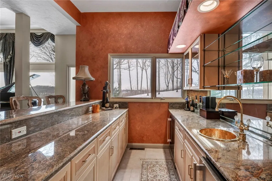Full wet bar with ice maker & Beverage Refridge.
