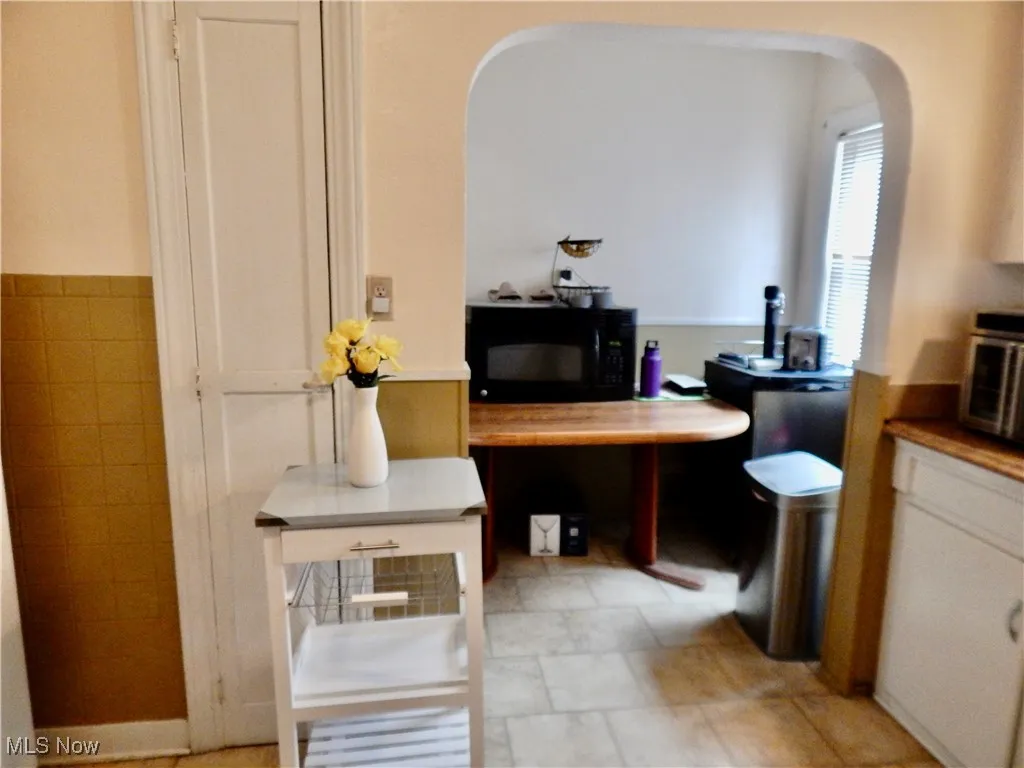 Kitchen nook with arched walkways
