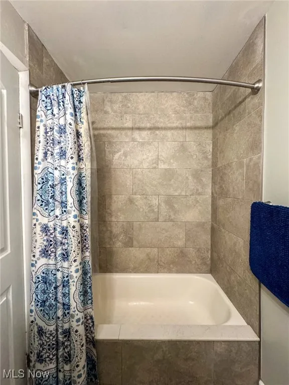 Bathroom with tiled shower / bath combo
