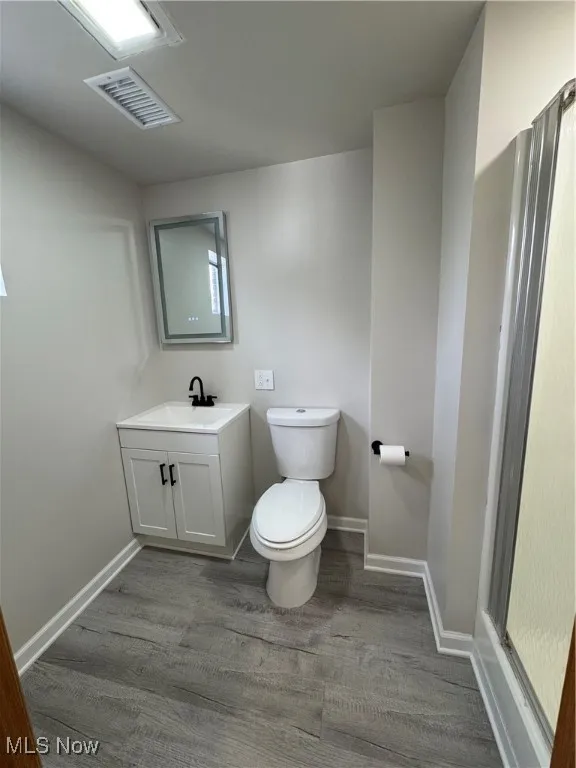 Full bathroom off laundry room