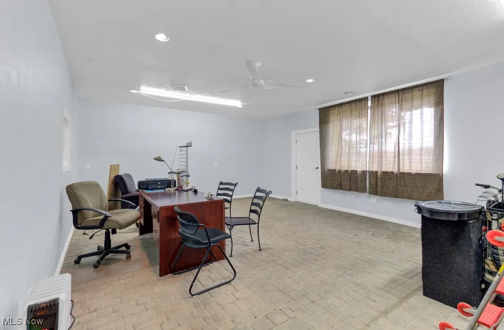 Office space in the main entrance