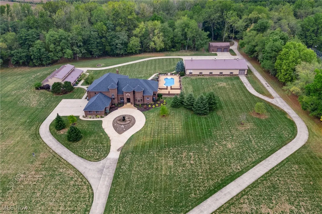 Birds eye view of property