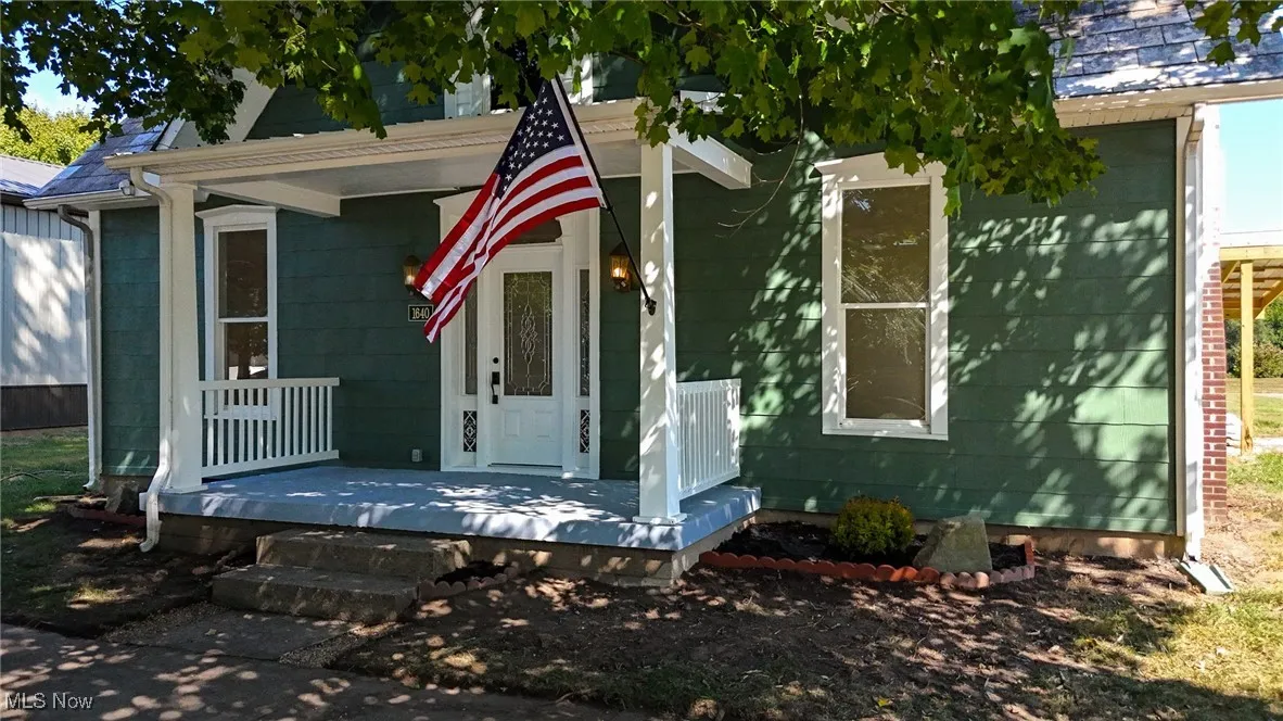 View of front facade with a porch