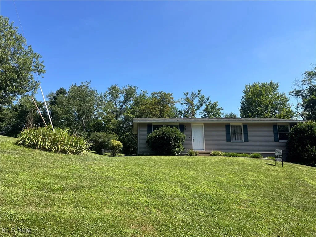 View of front of house featuring a front yard