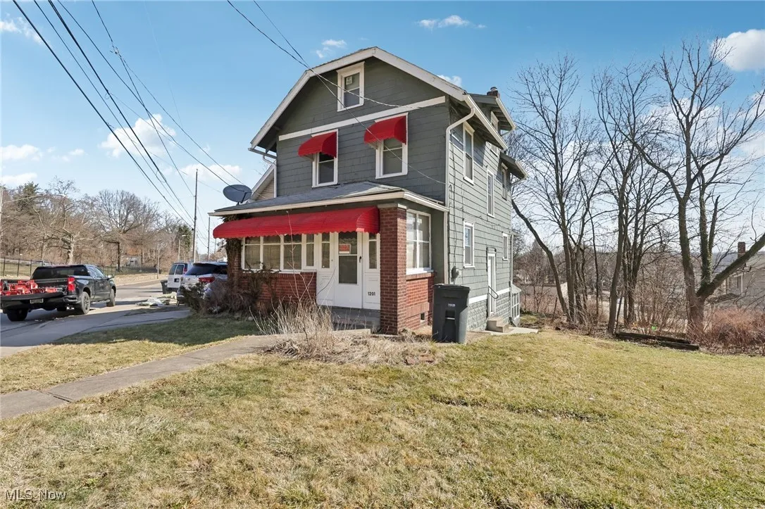 View of front of property featuring a front yard