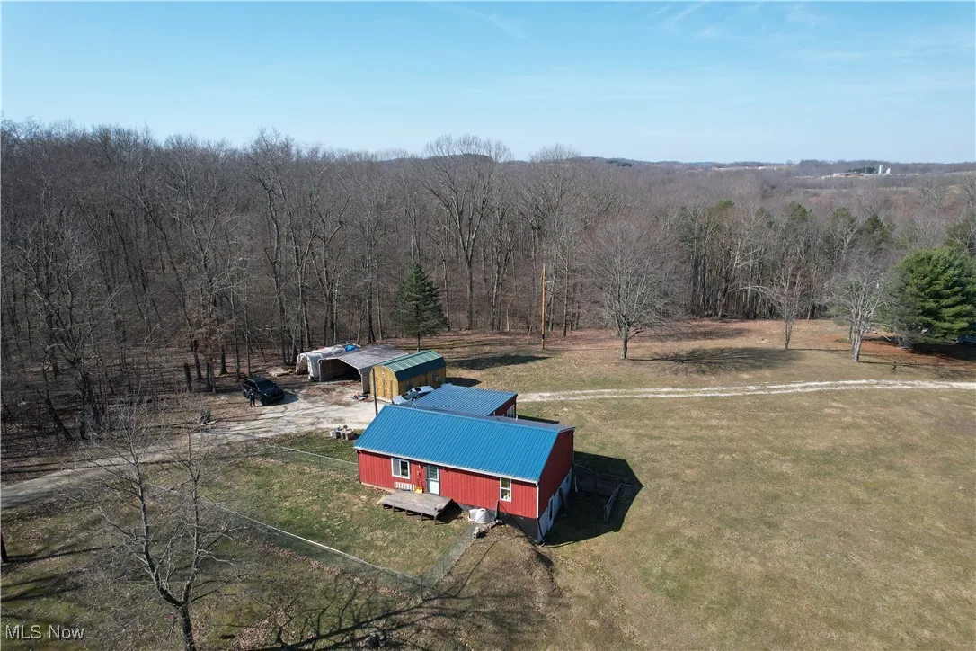 Birds eye view of property featuring a forest view