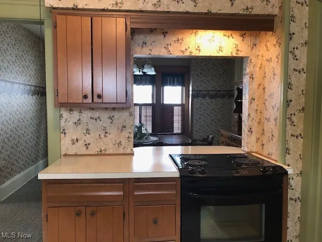 Kitchen with with breakfast bar