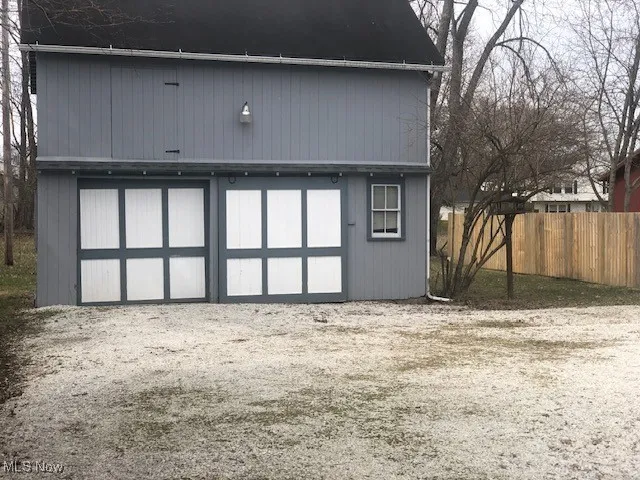 Out building/Garage featuring fence
