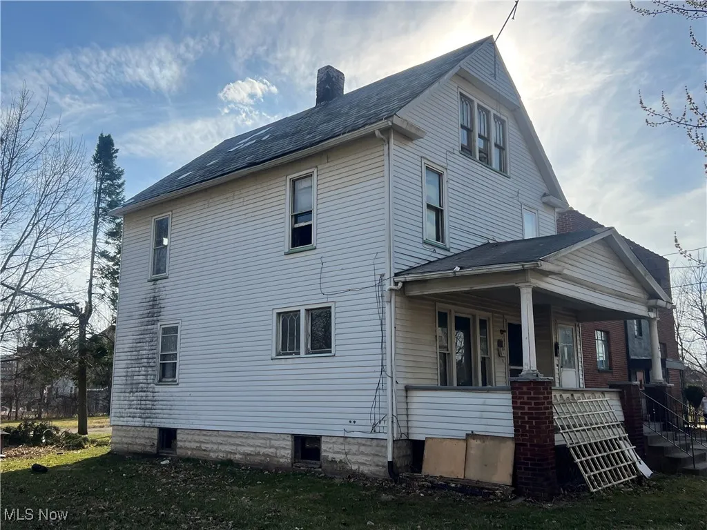 Aluminum siding, Slate roof.