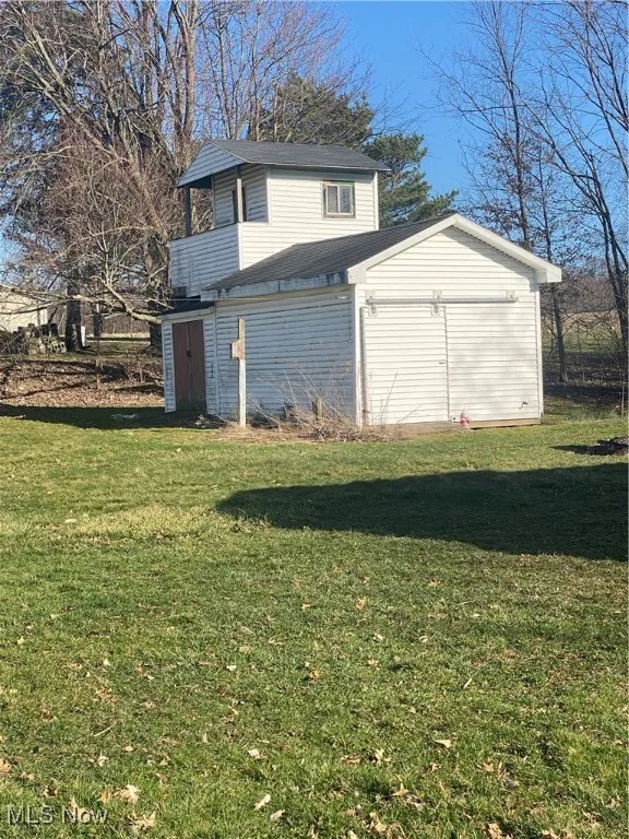 View of outdoor structure with an outbuilding