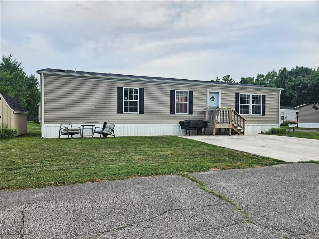 Manufactured / mobile home featuring a front yard