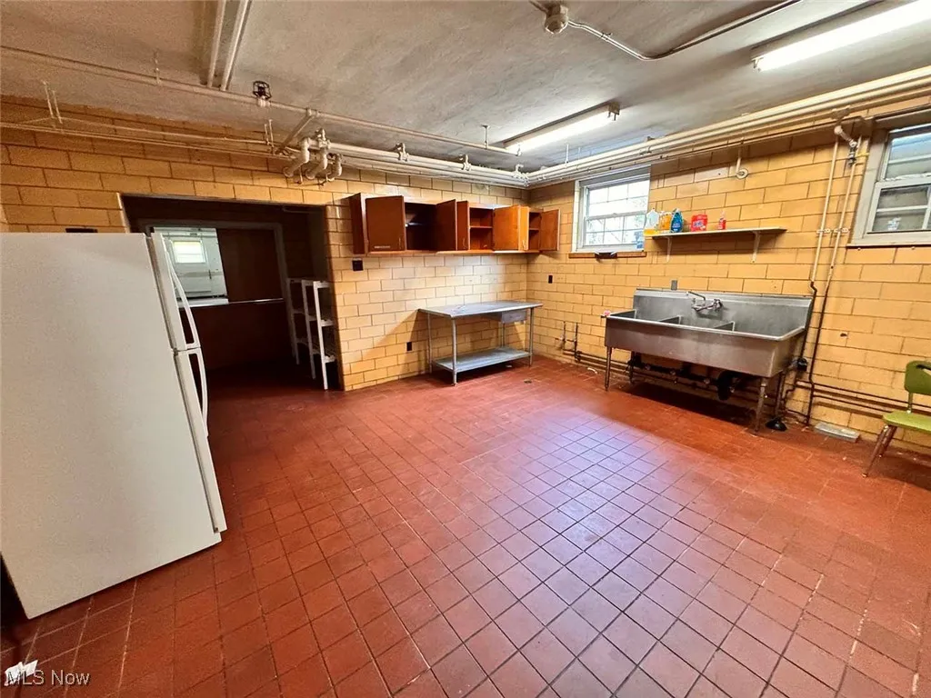 Basement with freestanding refrigerator