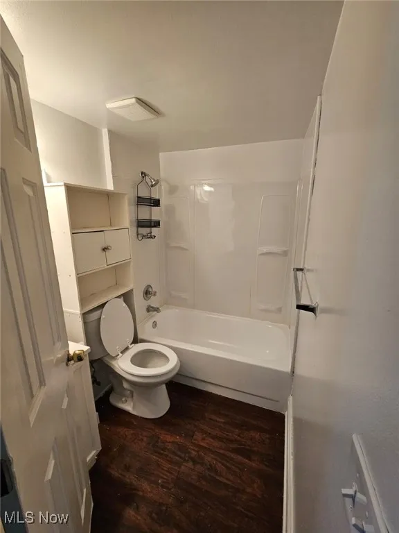 Upper main full bathroom