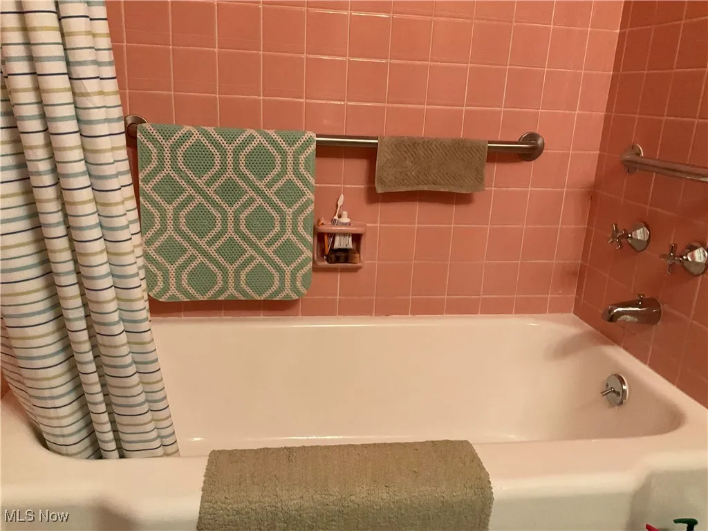 Full bath with shower / bath combo with shower curtain