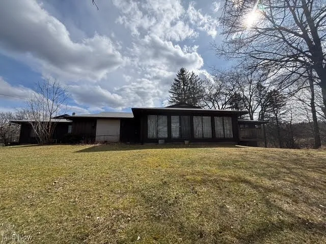 Front view of property featuring a yard