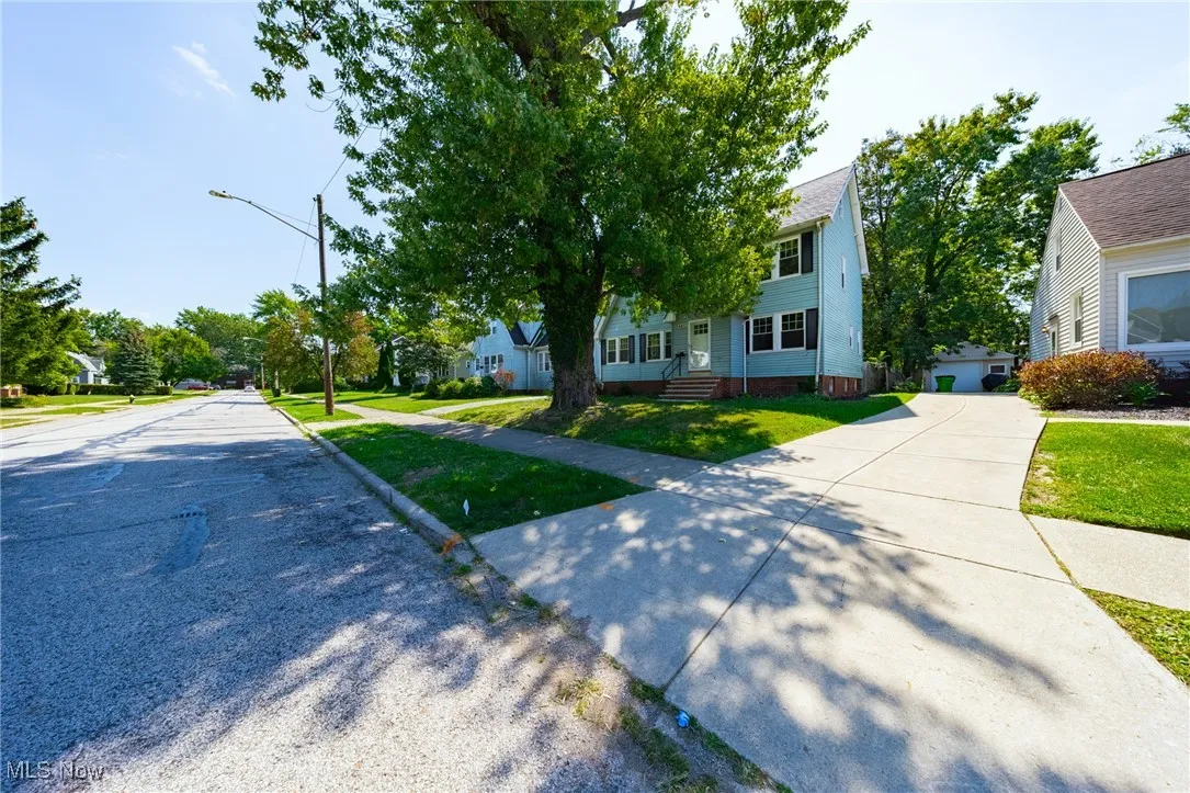 View of front facade featuring a front lawn