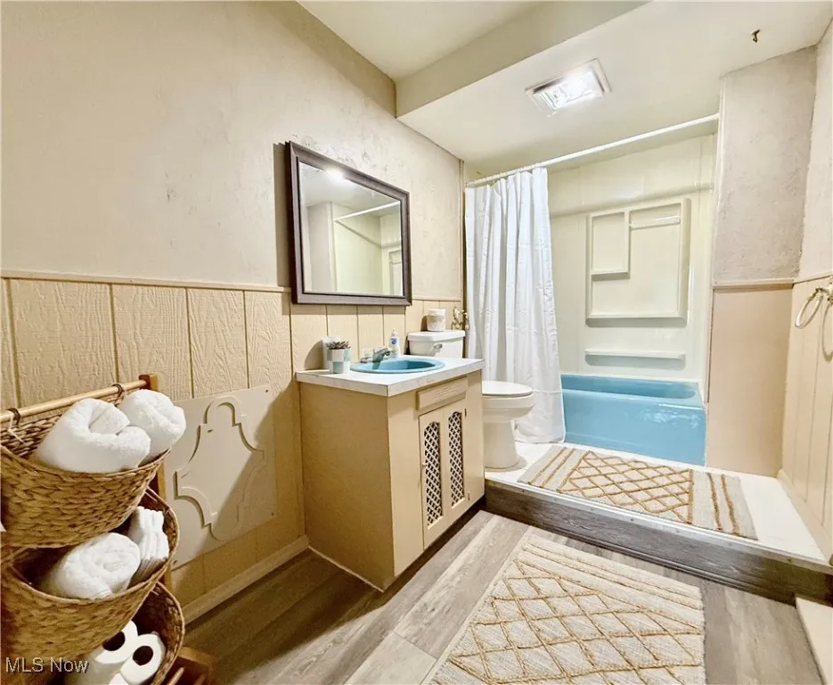 2nd Level Full Bath