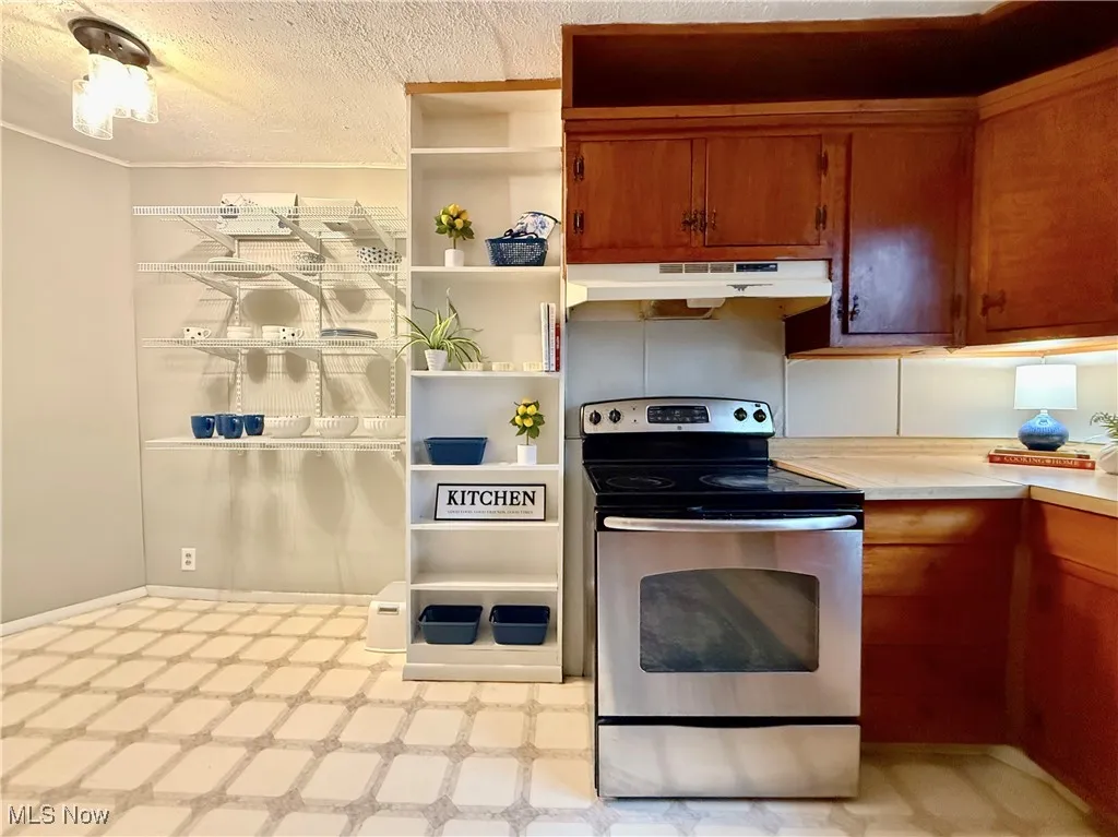 Large Eat-In Kitchen