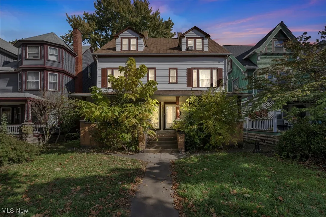 View of front facade with a front lawn