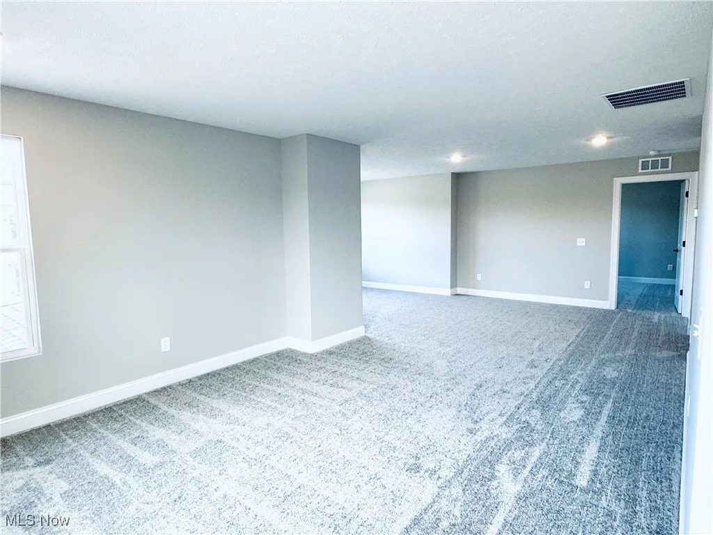 Large 2nd level loft - great for entertaining or guests