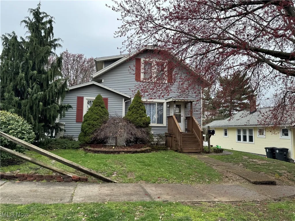 View of front facade with a front lawn