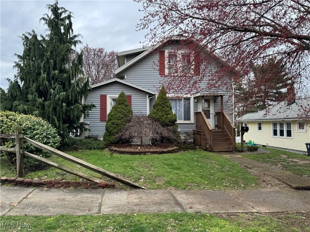 View of front facade featuring fence and a front yard