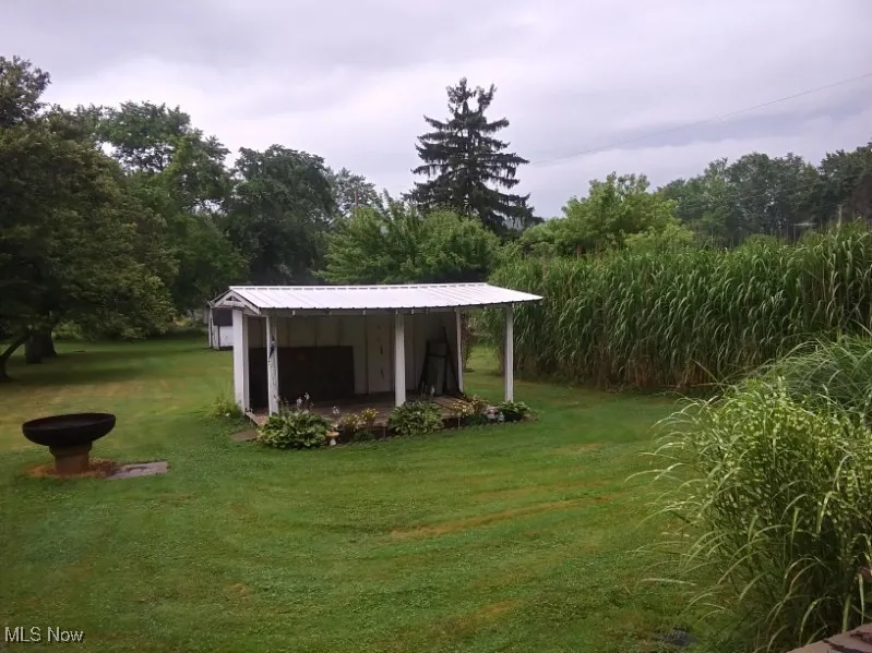 View of yard featuring an outdoor structure and a pole building
