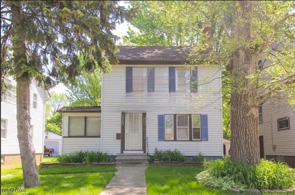 View of front of house with a front lawn