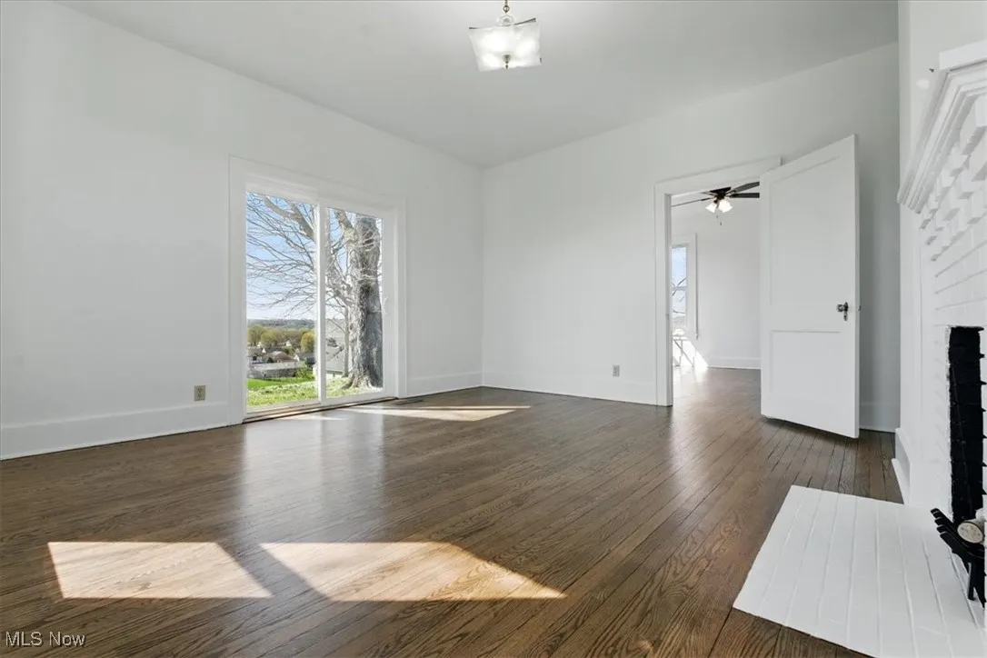 Alternate view showing sliding glass doors