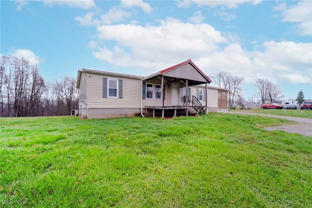 Manufactured / mobile home featuring a front yard