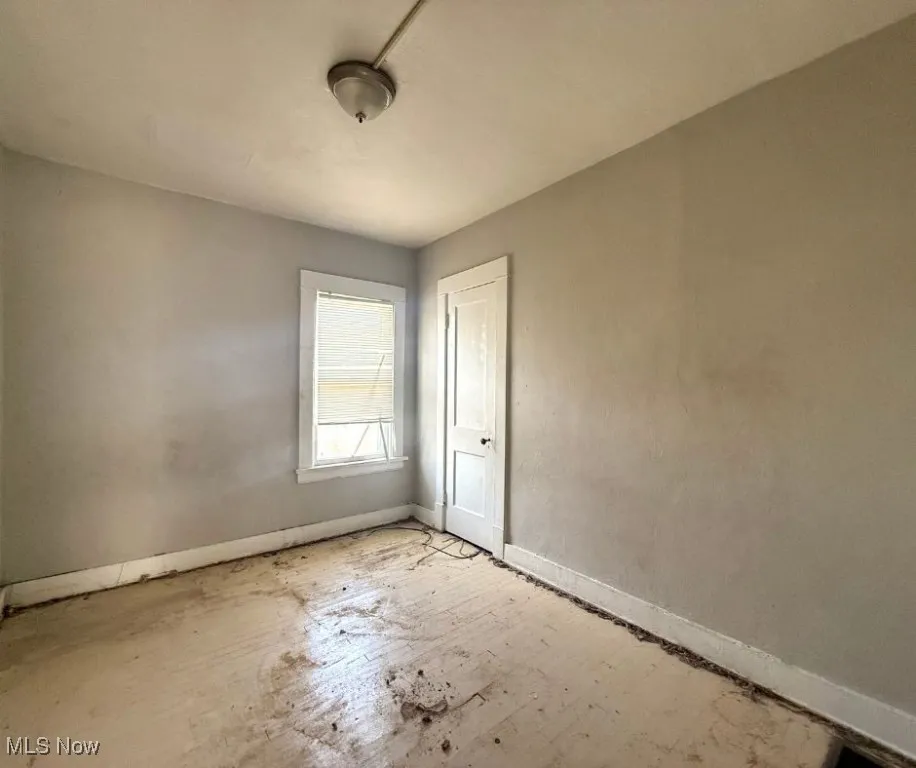 Empty room featuring baseboards
