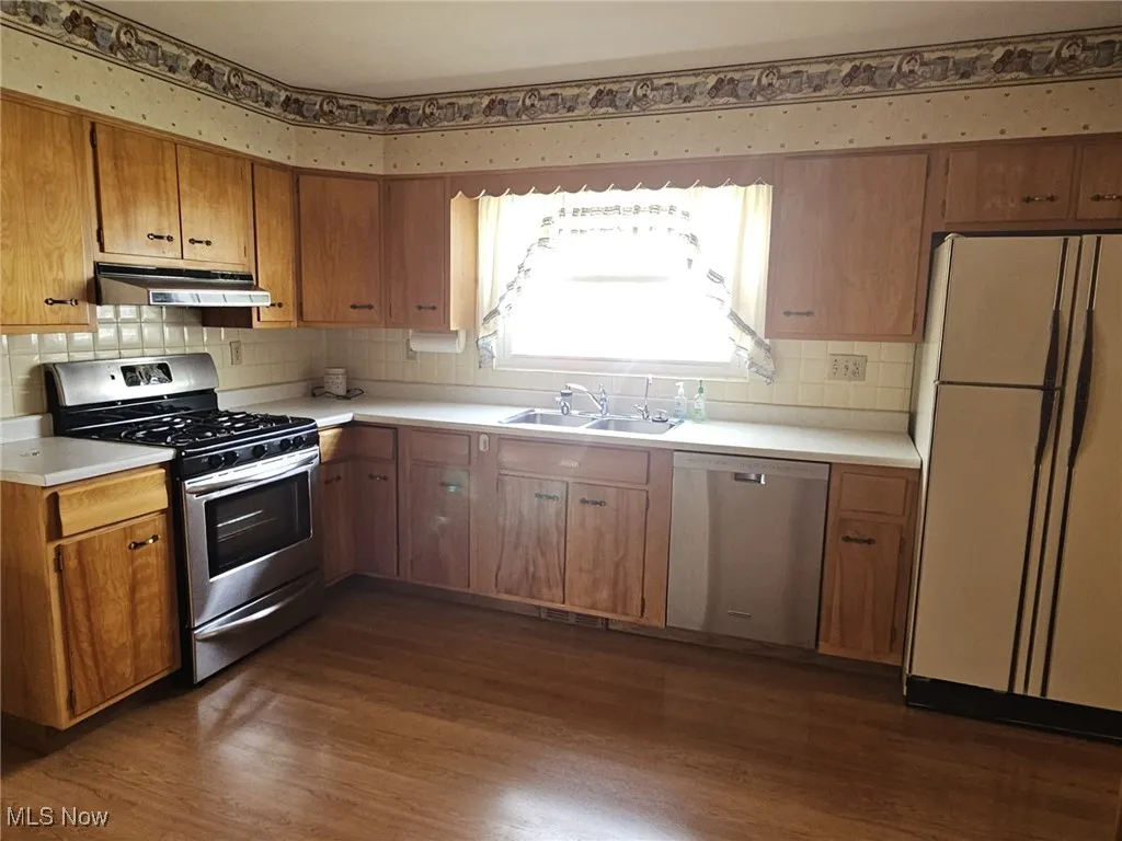 Showing room for dining table and sliding door to breezeway.